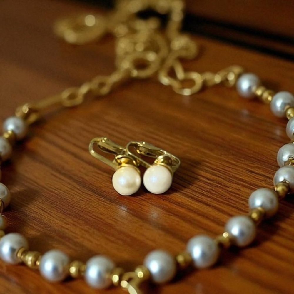 Vintage pearl & gold plated finish clip on earrings ✨